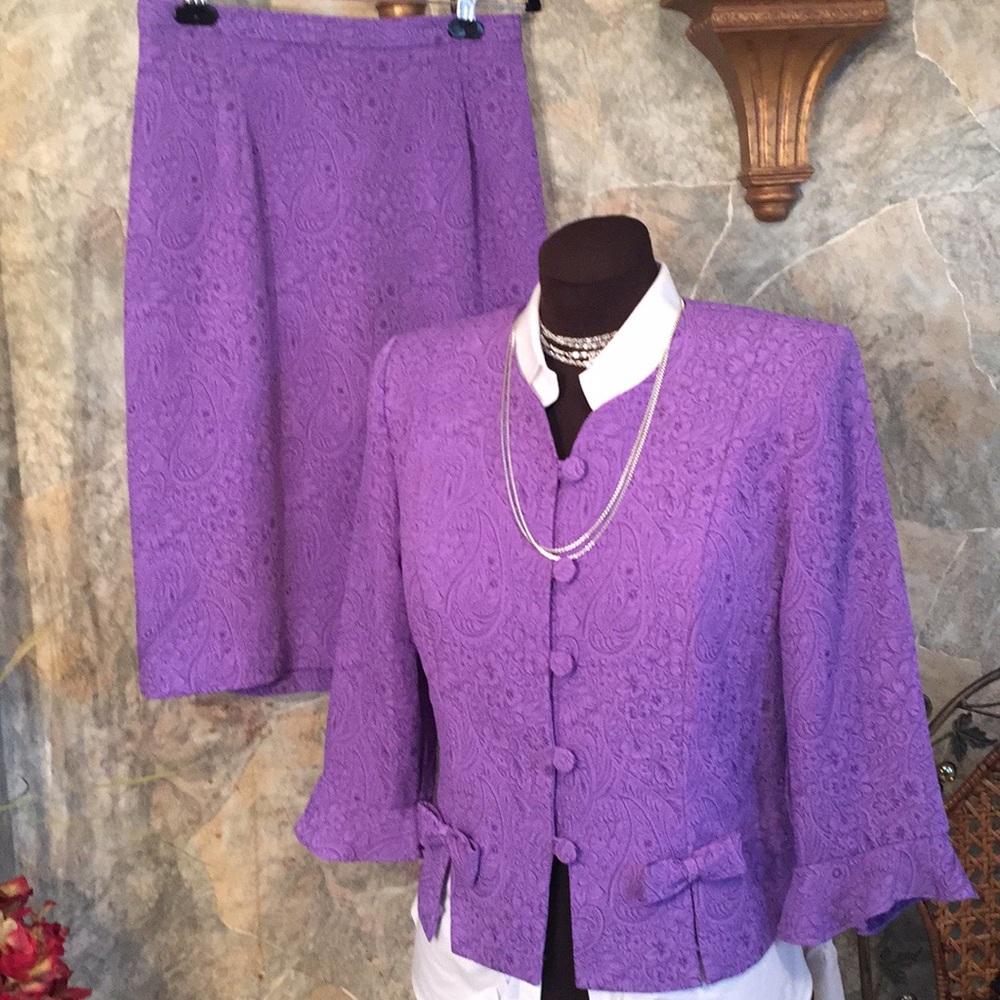 Two-piece suit jacket blazer & skirt, stunning! 🌹